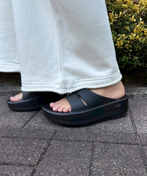 OOFOS（ウーフォス）の「OOFOS/ウーフォス/OOmega OOahh（サンダル・レディース・ブラック/ベージュ・7/6/5/11/8/9/10）」の12枚目の写真