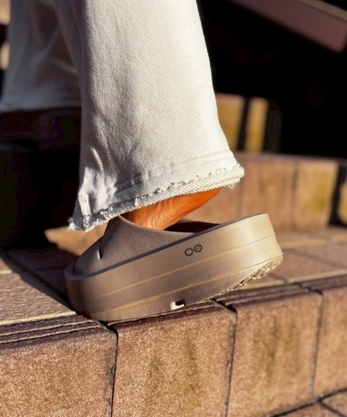 OOFOS（ウーフォス）の「OOFOS/ウーフォス/OOmega OOahh（サンダル・レディース・ブラック/ベージュ・7/6/5/11/8/9/10）」の15枚目の写真