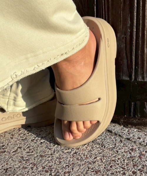 OOFOS（ウーフォス）の「OOFOS/ウーフォス/OOmega OOahh（サンダル・レディース・ブラック/ベージュ・7/6/5/11/8/9/10）」の14枚目の写真