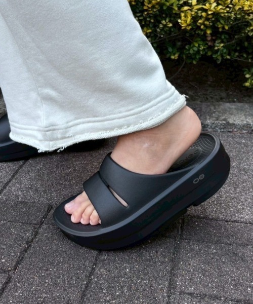 OOFOS（ウーフォス）の「OOFOS/ウーフォス/OOmega OOahh（サンダル・レディース・ブラック/ベージュ・7/6/5/11/8/9/10）」の13枚目の写真