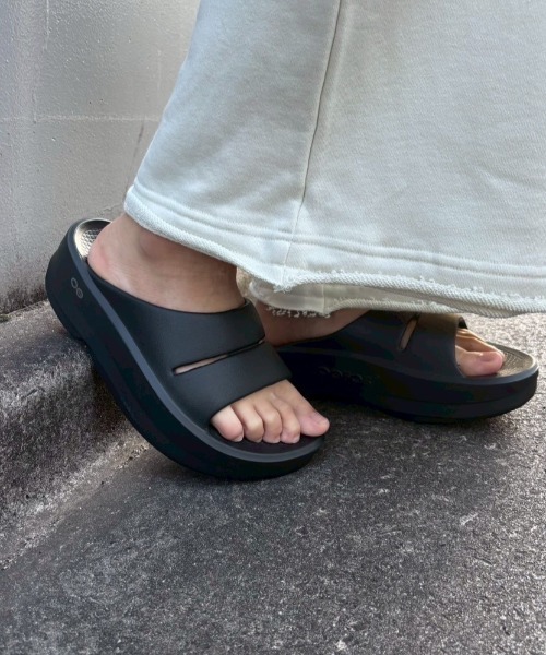 OOFOS（ウーフォス）の「OOFOS/ウーフォス/OOmega OOahh（サンダル・レディース・ブラック/ベージュ・7/6/5/11/8/9/10）」の17枚目の写真