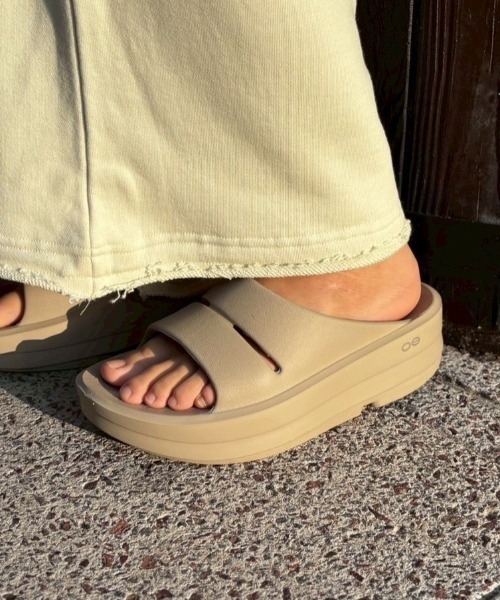 OOFOS（ウーフォス）の「OOFOS/ウーフォス/OOmega OOahh（サンダル・レディース・ブラック/ベージュ・7/6/5/11/8/9/10）」の18枚目の写真