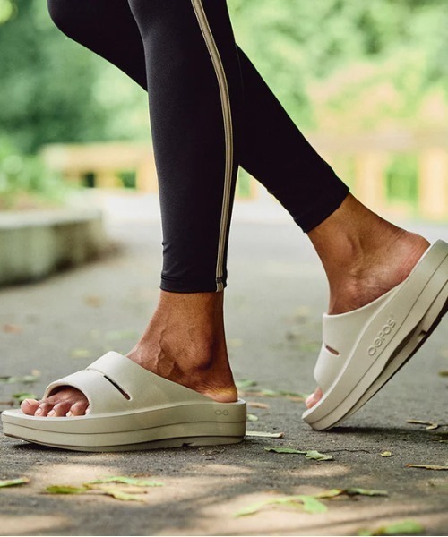 OOFOS（ウーフォス）の「OOFOS/ウーフォス/OOmega OOahh（サンダル・レディース・ブラック/ベージュ・7/6/5/11/8/9/10）」の19枚目の写真