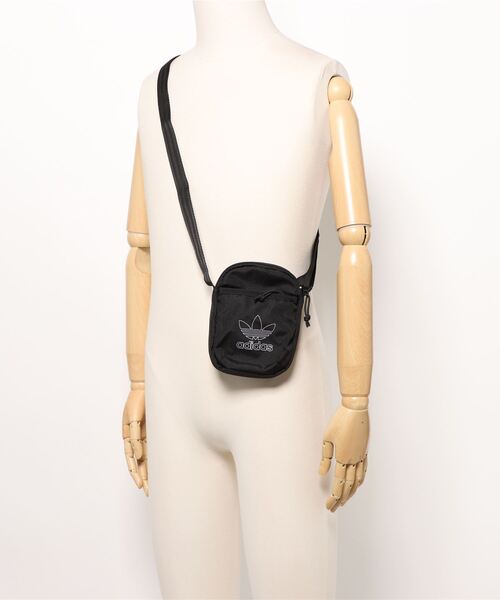 adidas（アディダス）の「adidas アディダス U AC FESTIVAL BAG バッグ IT7603 BLACK/WHITE（ボディバッグ/ウエストポーチ・メンズ・ブラック・FREE）」の5枚目の写真