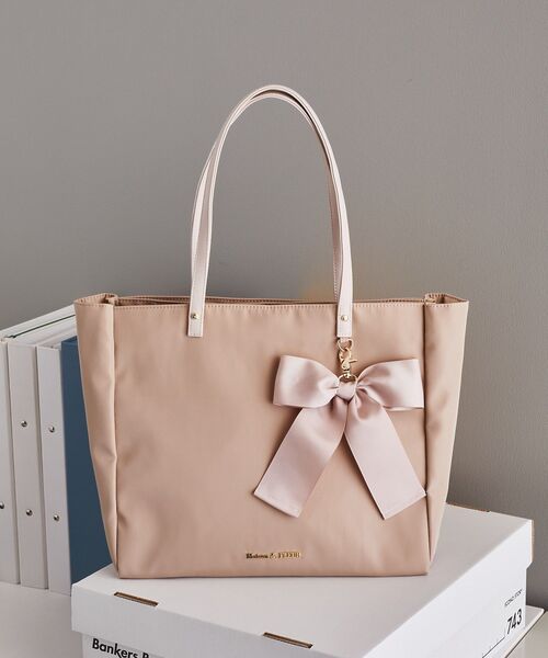 Maison de FLEUR(メゾンドフルール)の「リボンチャーム付き3ルームトートバッグ(トートバッグ・レディース・ネイビー/ベージュ/ブラック・FREE)」の2枚目の写真