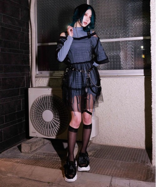 axes femme POETIQUE(アクシーズファムポエティック)の「ドロストデザインカットワンピース(ワンピース・レディース・グレー/ブラック・MEDIUM)」の6枚目の写真