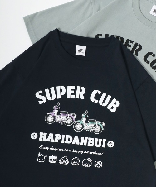 sanrio(サンリオ)の「HONDA×sanrio/ホンダ×サンリオ 『はぴだんぶい』『スーパーカブ』コラボプリント半袖Tシャツ レディース メンズ(Tシャツ/カットソー・レディース・ブルーグリーン/オートミール/スミクロ/ネイビー・M/L/LL)」の4枚目の写真