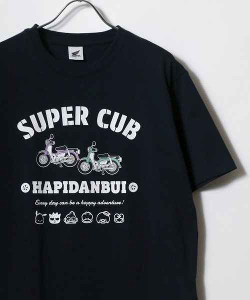 sanrio(サンリオ)の「HONDA×sanrio/ホンダ×サンリオ 『はぴだんぶい』『スーパーカブ』コラボプリント半袖Tシャツ レディース メンズ(Tシャツ/カットソー・レディース・ブルーグリーン/オートミール/スミクロ/ネイビー・M/L/LL)」の21枚目の写真
