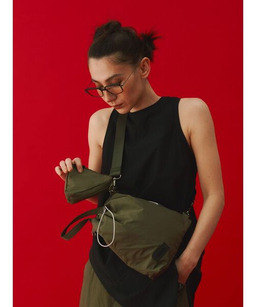 UN3D.（アンスリード）の「COMPACT SLING BAG / コンパクトスリングバッグ（ボディバッグ/ウエストポーチ・レディース・ブラック/ベージュ/カーキ・FREE）」の8枚目の写真