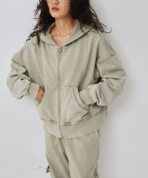 YOOU(ユー)の「ジップアップショートパーカー/ウォッシュ加工 × クロップド丈シルエット(パーカー・レディース・ベージュ/ブラック・FREE)」の8枚目の写真