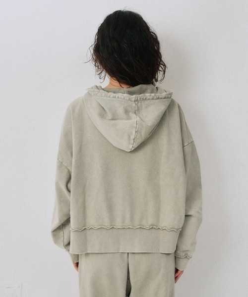 YOOU(ユー)の「ジップアップショートパーカー/ウォッシュ加工 × クロップド丈シルエット(パーカー・レディース・ベージュ/ブラック・FREE)」の9枚目の写真