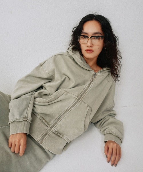 YOOU(ユー)の「ジップアップショートパーカー/ウォッシュ加工 × クロップド丈シルエット(パーカー・レディース・ベージュ/ブラック・FREE)」の10枚目の写真