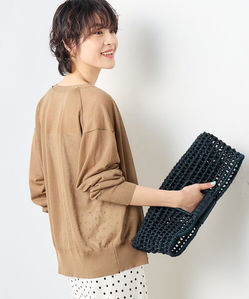 NOLLEY’S Sophi(ノーリーズソフィ)の「《アンサンブル対応》イタリー糸ラメシアーVネックカーディガン(カーディガン/ボレロ・レディース・ブラウン/ベージュ/ブラック/サーモンピンク・38)」の10枚目の写真
