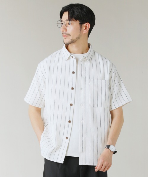 LIL VENDARS（リルヴェンダース）の「Buyer's Select/綿麻オーバーサイズレギュラーカラーストライプ半袖シャツ（シャツ/ブラウス・メンズ・オフホワイト/ネイビー/ベージュ・L/M）」の2枚目の写真