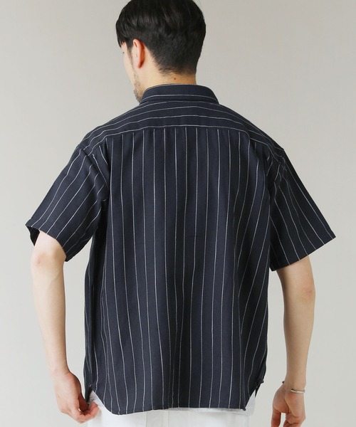 LIL VENDARS（リルヴェンダース）の「Buyer's Select/綿麻オーバーサイズレギュラーカラーストライプ半袖シャツ（シャツ/ブラウス・メンズ・オフホワイト/ネイビー/ベージュ・L/M）」の17枚目の写真
