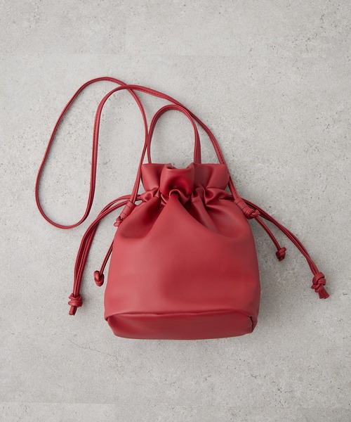 Remind me and forever（リマインドミーアンドフォーエバー）の「【ＥＣ】巾着２ＷＡＹショルダー（ショルダーバッグ・レディース・ブラック/ライトベージュ/シルバー/チャコールグレー/ホワイト/レッド/ライトブルーグレー/モカ・FREE）」の7枚目の写真