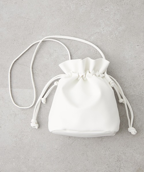 Remind me and forever（リマインドミーアンドフォーエバー）の「【ＥＣ】巾着２ＷＡＹショルダー（ショルダーバッグ・レディース・ブラック/ライトベージュ/シルバー/チャコールグレー/ホワイト/レッド/ライトブルーグレー/モカ・FREE）」の2枚目の写真