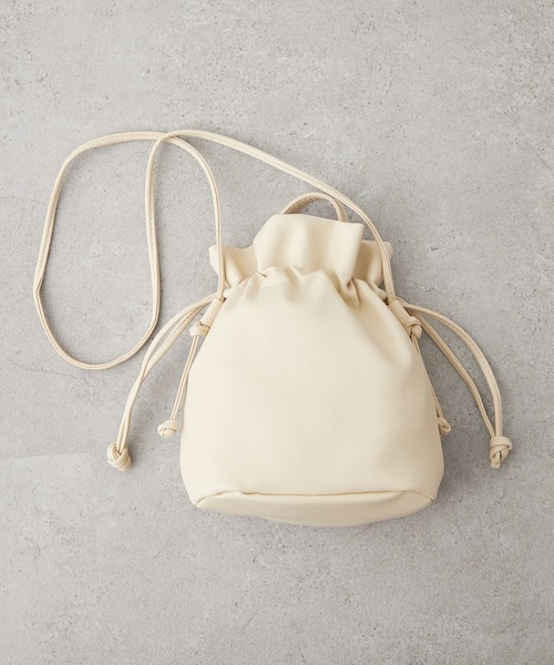 Remind me and forever（リマインドミーアンドフォーエバー）の「【ＥＣ】巾着２ＷＡＹショルダー（ショルダーバッグ・レディース・ブラック/ライトベージュ/シルバー/チャコールグレー/ホワイト/レッド/ライトブルーグレー/モカ・FREE）」の6枚目の写真