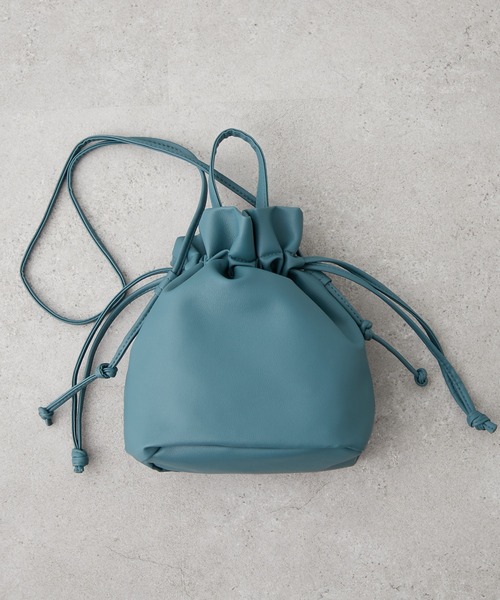 Remind me and forever（リマインドミーアンドフォーエバー）の「【ＥＣ】巾着２ＷＡＹショルダー（ショルダーバッグ・レディース・ブラック/ライトベージュ/シルバー/チャコールグレー/ホワイト/レッド/ライトブルーグレー/モカ・FREE）」の4枚目の写真