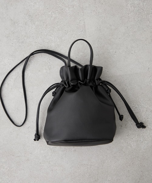 Remind me and forever（リマインドミーアンドフォーエバー）の「【ＥＣ】巾着２ＷＡＹショルダー（ショルダーバッグ・レディース・ブラック/ライトベージュ/シルバー/チャコールグレー/ホワイト/レッド/ライトブルーグレー/モカ・FREE）」の3枚目の写真