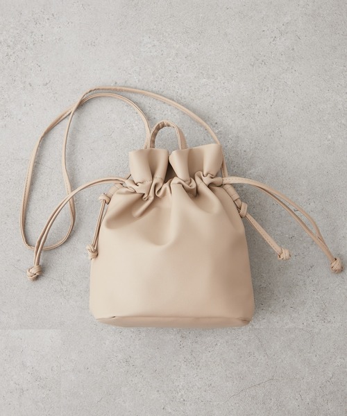 Remind me and forever（リマインドミーアンドフォーエバー）の「【ＥＣ】巾着２ＷＡＹショルダー（ショルダーバッグ・レディース・ブラック/ライトベージュ/シルバー/チャコールグレー/ホワイト/レッド/ライトブルーグレー/モカ・FREE）」の5枚目の写真