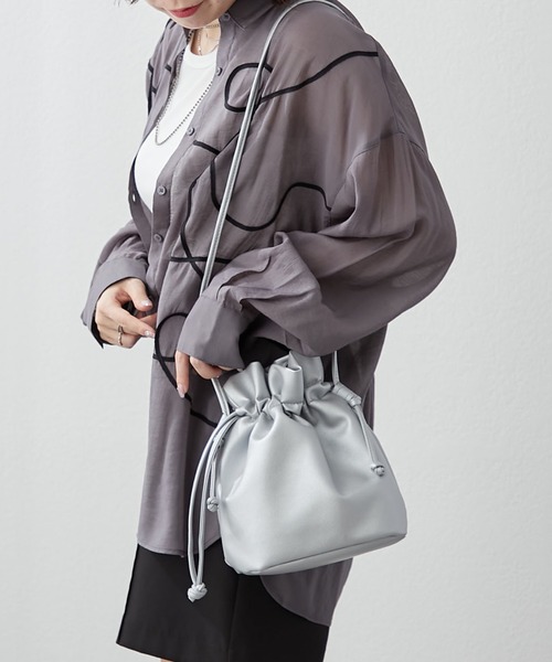 Remind me and forever（リマインドミーアンドフォーエバー）の「【ＥＣ】巾着２ＷＡＹショルダー（ショルダーバッグ・レディース・ブラック/ライトベージュ/シルバー/チャコールグレー/ホワイト/レッド/ライトブルーグレー/モカ・FREE）」の12枚目の写真