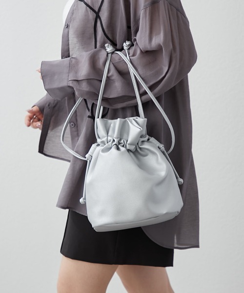 Remind me and forever（リマインドミーアンドフォーエバー）の「【ＥＣ】巾着２ＷＡＹショルダー（ショルダーバッグ・レディース・ブラック/ライトベージュ/シルバー/チャコールグレー/ホワイト/レッド/ライトブルーグレー/モカ・FREE）」の13枚目の写真