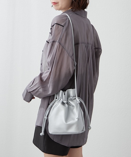 Remind me and forever（リマインドミーアンドフォーエバー）の「【ＥＣ】巾着２ＷＡＹショルダー（ショルダーバッグ・レディース・ブラック/ライトベージュ/シルバー/チャコールグレー/ホワイト/レッド/ライトブルーグレー/モカ・FREE）」の11枚目の写真