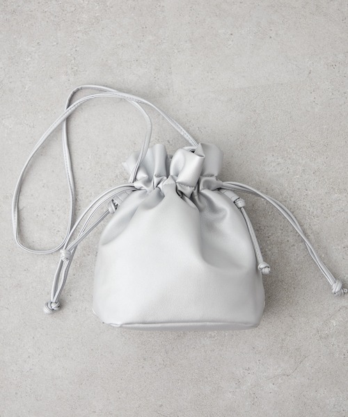 Remind me and forever（リマインドミーアンドフォーエバー）の「【ＥＣ】巾着２ＷＡＹショルダー（ショルダーバッグ・レディース・ブラック/ライトベージュ/シルバー/チャコールグレー/ホワイト/レッド/ライトブルーグレー/モカ・FREE）」の10枚目の写真