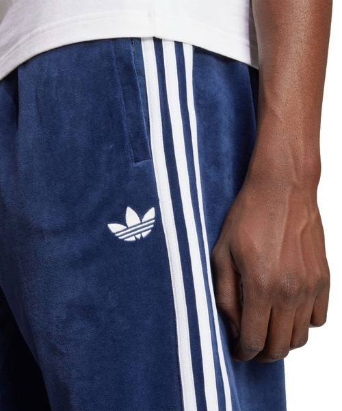 adidas(アディダス)の「adidas SST ADICOLOR VELOUR TRACK PANT / アディダス ベロア トラック パンツ(その他パンツ・メンズ・インディゴブルー・L/M/S/XL)」の3枚目の写真