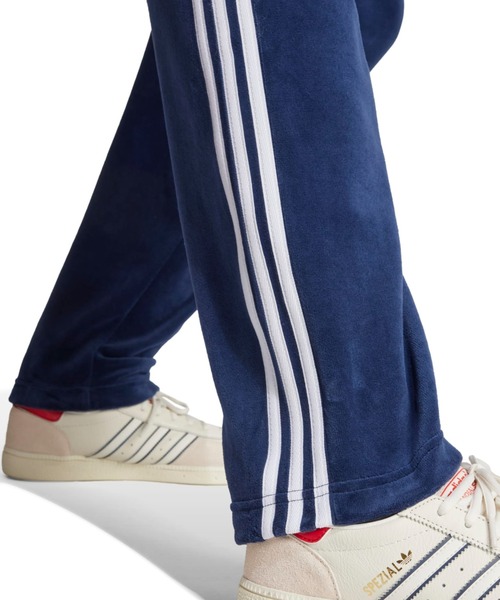 adidas(アディダス)の「adidas SST ADICOLOR VELOUR TRACK PANT / アディダス ベロア トラック パンツ(その他パンツ・メンズ・インディゴブルー・L/M/S/XL)」の6枚目の写真