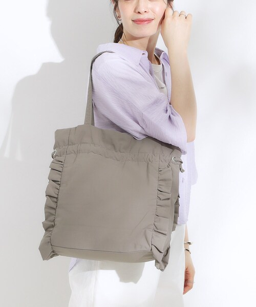 SHOO・LA・RUE（シューラルー）の「【撥水/A4】大人も持てる フリル巾着トートバッグ（トートバッグ・レディース・ブラック/グレー/ブルー・00）」の3枚目の写真