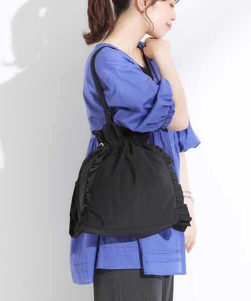 SHOO・LA・RUE（シューラルー）の「【撥水/A4】大人も持てる フリル巾着トートバッグ（トートバッグ・レディース・ブラック/グレー/ブルー・00）」の2枚目の写真