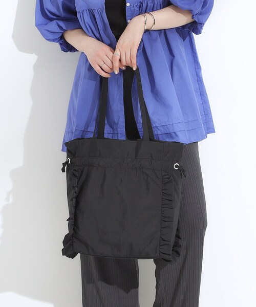 SHOO・LA・RUE（シューラルー）の「【撥水/A4】大人も持てる フリル巾着トートバッグ（トートバッグ・レディース・ブラック/グレー/ブルー・00）」の5枚目の写真