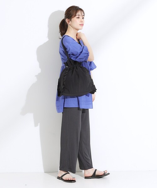 SHOO・LA・RUE（シューラルー）の「【撥水/A4】大人も持てる フリル巾着トートバッグ（トートバッグ・レディース・ブラック/グレー/ブルー・00）」の6枚目の写真