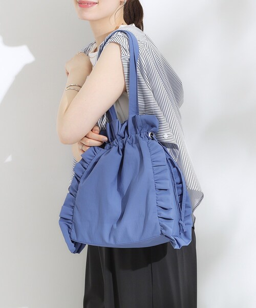 SHOO・LA・RUE（シューラルー）の「【撥水/A4】大人も持てる フリル巾着トートバッグ（トートバッグ・レディース・ブラック/グレー/ブルー・00）」の7枚目の写真