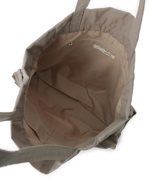 SHOO・LA・RUE（シューラルー）の「【撥水/A4】大人も持てる フリル巾着トートバッグ（トートバッグ・レディース・ブラック/グレー/ブルー・00）」の16枚目の写真