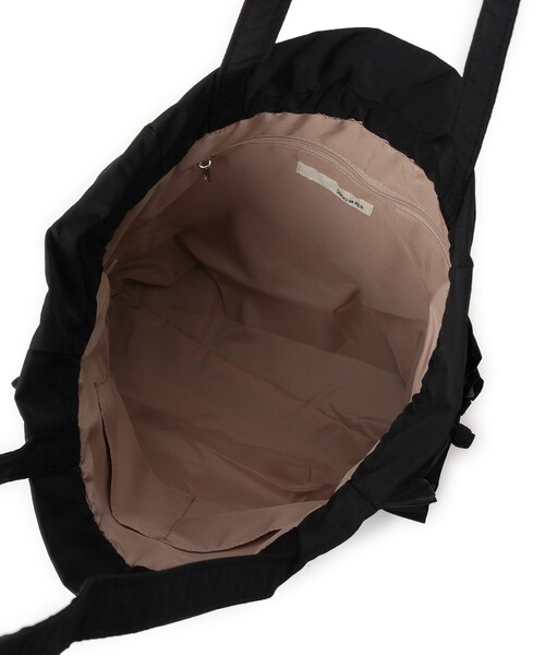 SHOO・LA・RUE（シューラルー）の「【撥水/A4】大人も持てる フリル巾着トートバッグ（トートバッグ・レディース・ブラック/グレー/ブルー・00）」の17枚目の写真