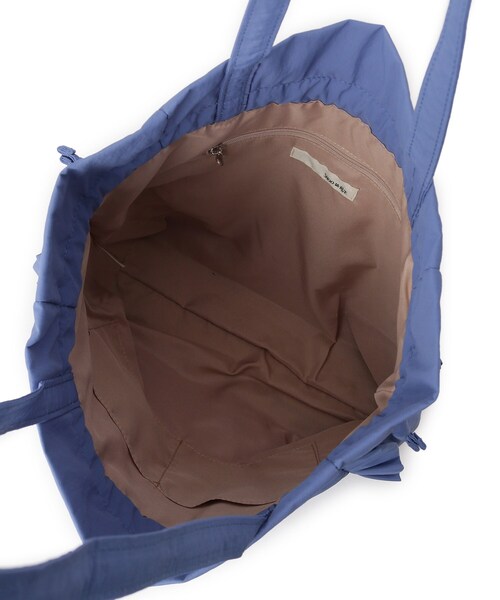 SHOO・LA・RUE（シューラルー）の「【撥水/A4】大人も持てる フリル巾着トートバッグ（トートバッグ・レディース・ブラック/グレー/ブルー・00）」の18枚目の写真