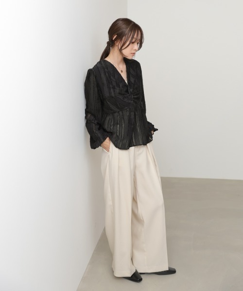Bab（バブ）の「フロントねじりシャギーブラウス（シャツ/ブラウス・レディース・アイボリー/ブラック・M）」の3枚目の写真