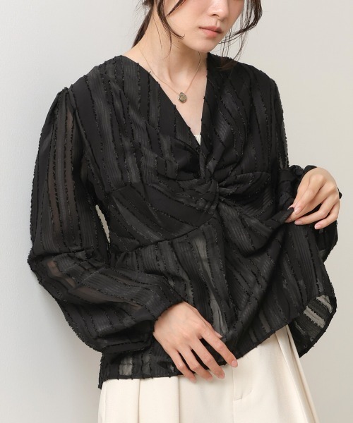 Bab（バブ）の「フロントねじりシャギーブラウス（シャツ/ブラウス・レディース・アイボリー/ブラック・M）」の4枚目の写真