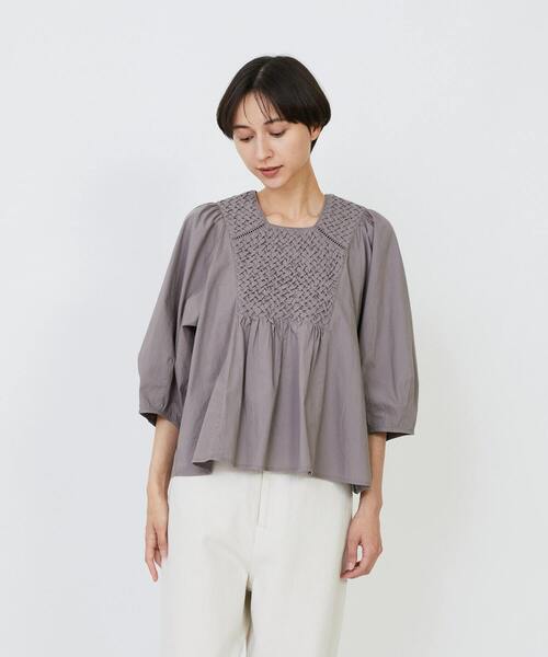 LOISIR（ロワズィール）の「インドコットンポプリンハンドスモッキングブラウス（シャツ/ブラウス・レディース・モカ/ブラック・FREE）」の2枚目の写真