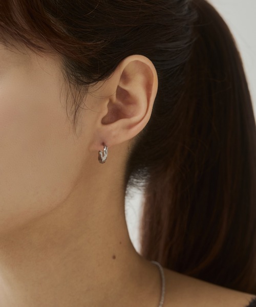 ciite' surgical stainless(シーテサージカルステンレス)の「【 金属アレルギー対応 】ツイスト ミニフープピアス サージカルステンレス(両耳用)(ピアス(両耳用)・レディース・ゴールド/シルバー・FREE)」の12枚目の写真