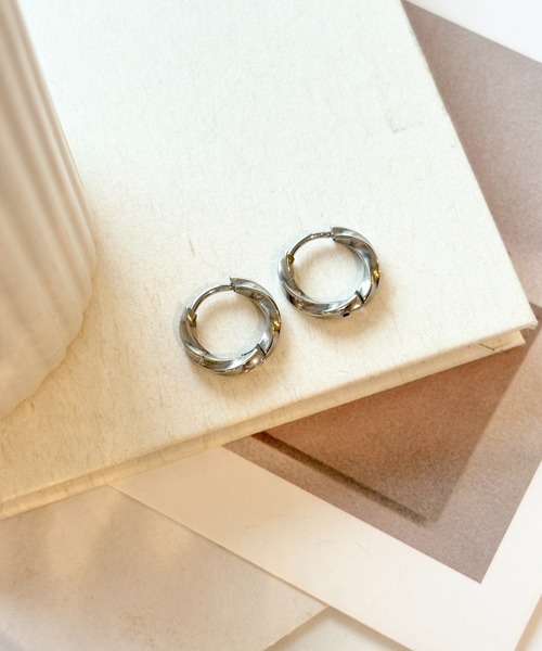 ciite' surgical stainless(シーテサージカルステンレス)の「【 金属アレルギー対応 】ツイスト ミニフープピアス サージカルステンレス(両耳用)(ピアス(両耳用)・レディース・ゴールド/シルバー・FREE)」の16枚目の写真