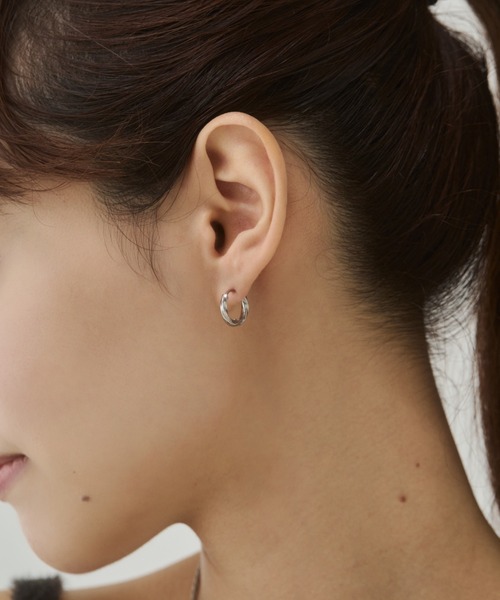 ciite' surgical stainless(シーテサージカルステンレス)の「【 金属アレルギー対応 】ツイスト ミニフープピアス サージカルステンレス(両耳用)(ピアス(両耳用)・レディース・ゴールド/シルバー・FREE)」の6枚目の写真