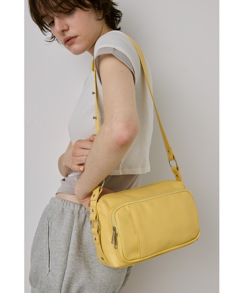 un/neu(アンノイ)の「アウトポケットリングスクエアショルダー / ペットボトル収納可能(ショルダーバッグ・レディース・ダークブラウン/レッド/イエロー/ブラック・FREE)」の8枚目の写真