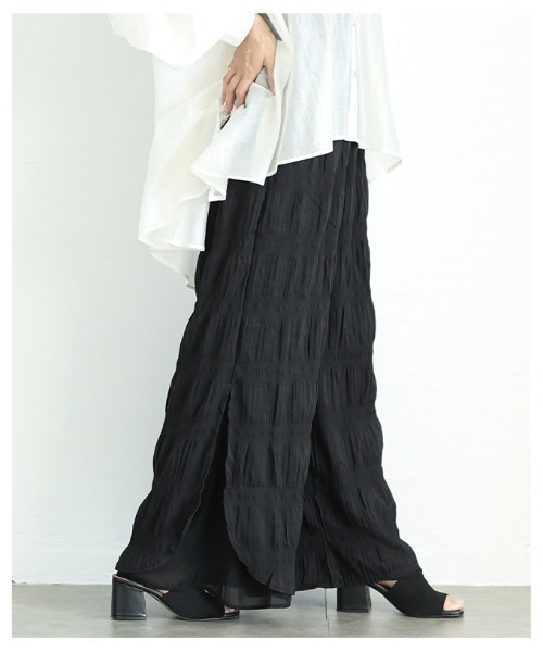 Sawa a la mode(サワアラモード)の「サイドスリット入りシフォンレイヤードギャザーワイドパンツ(その他パンツ・レディース・ブラック・FREE)」の4枚目の写真