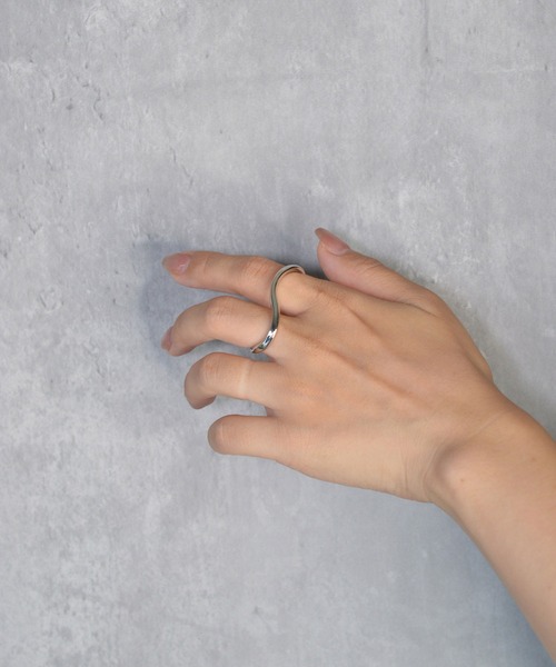 BROTHERHOOD(ブラザーフッド)の「【earyear】Wavy Mirage Double Finger Ring(リング・レディース・ゴールド・FREE)」の2枚目の写真