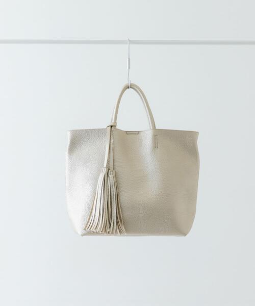 RODE SKO（ロデスコ）の「タッセル軽量2WAYシンプルトートバッグ（トートバッグ・レディース・ブラック/シルバー/ゴールド/ホワイト系その他/グレー系その他/ブラウン系その他/パープル系その他・ONE）」の7枚目の写真