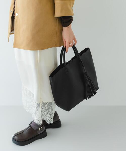 RODE SKO（ロデスコ）の「タッセル軽量2WAYシンプルトートバッグ（トートバッグ・レディース・ブラック/シルバー/ゴールド/ホワイト系その他/グレー系その他/ブラウン系その他/パープル系その他・ONE）」の19枚目の写真